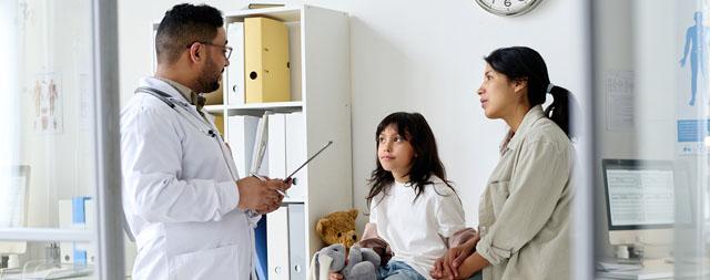 doctor chatting with two patients