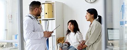 doctor chatting with two patients